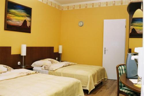 Sunset Motel Szombathely Oda fotoğraf