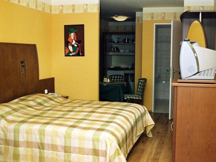 Sunset Motel Szombathely Oda fotoğraf